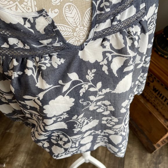 Como Blu women’s soft and light blue and white top size medium. - Picture 4 of 8